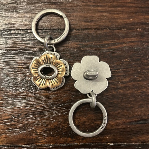 Coach Vintage Tea Rose Turn lock Valet Keychain - Picture 2 of 2